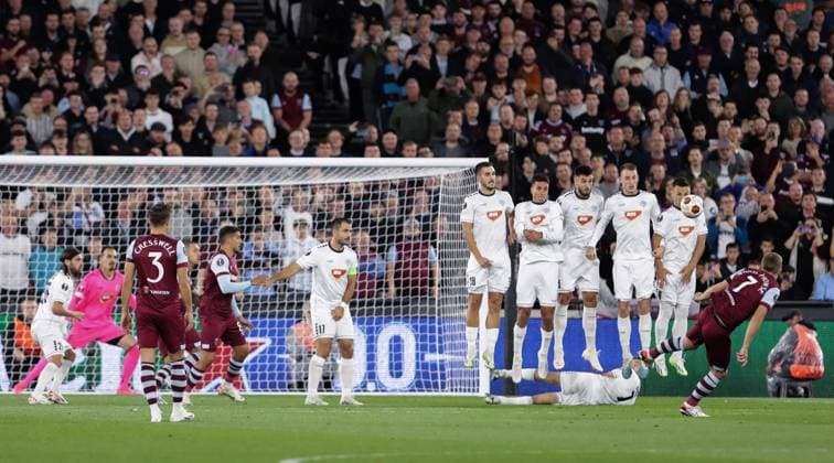 West Ham United v FK TSC BaÄka Topola UEFA Europa League James Ward-Prowse of West Ham United free kick against FK TSC BaÄka Topola during the UEFA Europa League Group A match at the London Stadium, Stratford Copyright: xChrisxMyattx FIL-18995-0008 UK Newspapers OUT