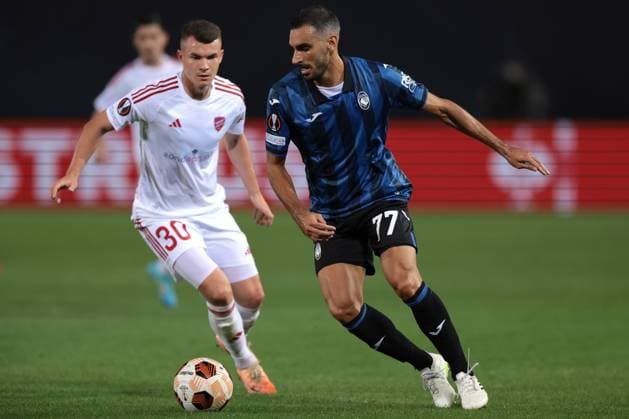 Bergamo, Italy, 21st September 2023. Davide Zappacosta of Atalanta is pursued by Vladislav Kochergin of Rakow during the UEFA Champions League match at Stadio Di Bergamo, Bergamo. Picture credit should read: Jonathan Moscrop Sportimage EDITORIAL USE ONLY. No use with unauthorised audio, video, data, fixture lists, club league logos or live services. Online in-match use limited to 120 images, no video emulation. No use in betting, games or single club league player publications. SPI-2574-0009
