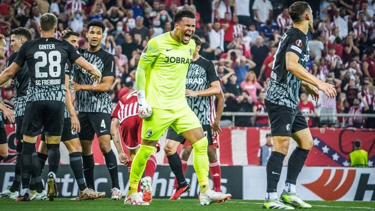 Torwart Noah Atubolu ( 1 SC Freiburg ) UEFA Fußball Europa League Saison 2023-2024 Giorgos Karaiskakis Stadion Piräus, 21.09.2023 Olympiakos Piräus - SC Freiburg