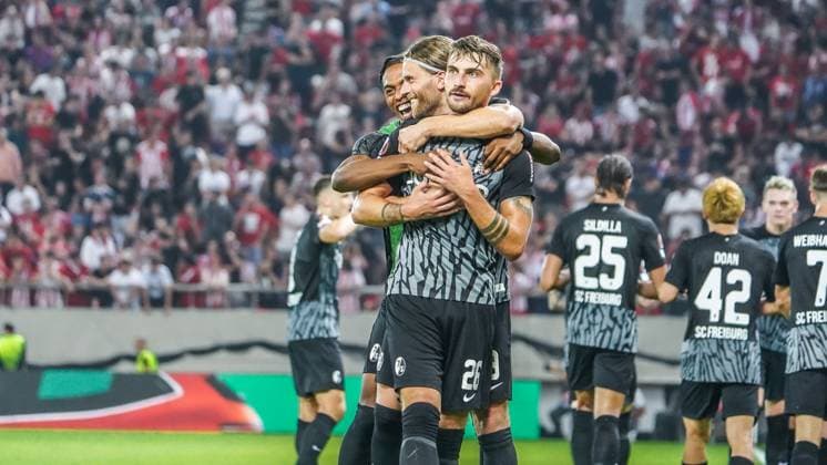 Joker Maximilian Philipp (26 SC Freiburg) erzielte das Siegtor zum 2-3 Auswärtssieg für den SC Freiburg. Lucas Höler und Junior Adamu feierten mit ihm. UEFA Fußball Europa League Saison 2023-2024 Giorgos Karaiskakis Stadion Piräus, 21.09.2023 Olympiakos Piräus - SC Freiburg