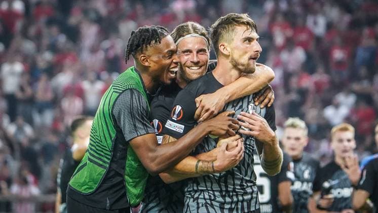 Sport Bilder des Tages Joker Maximilian Philipp (26 SC Freiburg) erzielte das Siegtor zum 2-3 Auswärtssieg für den SC Freiburg. Lucas Höler und Junior Adamu feierten mit ihm. UEFA Fußball Europa League Saison 2023-2024 Giorgos Karaiskakis Stadion Piräus, 21.09.2023 Olympiakos Piräus - SC Freiburg