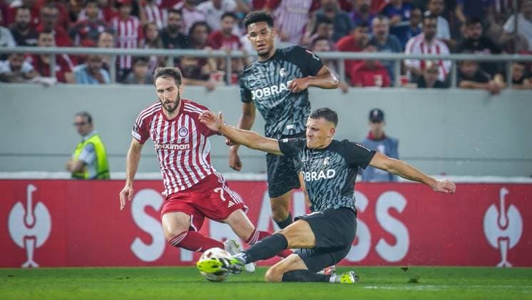 Konstantinos Fortounis ( 7 Piräus) im Zweikampf mit Maximilian Eggestein ( 8 SC Freiburg) dahinter Kenneth Schmidt UEFA Fußball Europa League Saison 2023-2024 Giorgos Karaiskakis Stadion Piräus, 21.09.2023 Olympiakos Piräus - SC Freiburg
