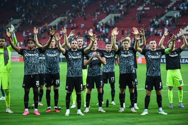 SC Freiburg players celebrating the victory during the Europa League Group A match between Olympiacos FC and SC Freiburg at Georgios Karaiskakis Stadium on September 21, 2023, in Athens, Greece.  Copyright: xStefanosxKyriazis IPAxSportx xipx xx IPA_40473710 IPA_IPA40473710