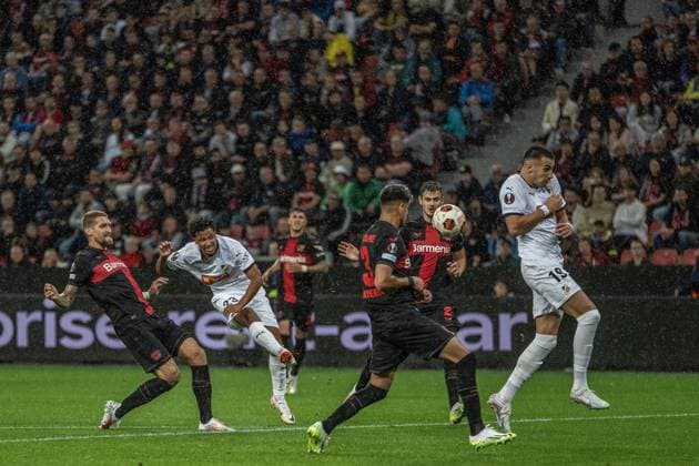 GER, EL, Bayer 04 Leverkusen vs BK Haecken, Saison 2023 24, 21.09.2023, BayArena, Leverkusen, GER, EL, Bayer 04 Leverkusen vs BK Haecken, Saison 2023 24, Im Bild: Kein Durchkommen für Momodou Sonko (BK Haecken, 23) durch die Bayer Abwehr Piero Hincapie (Bayer 04 Leverkusen, 03) Josip Stanisic (Bayer 04 Leverkusen, 02) und den Mitspieler Srdjan Hrstic (BK Haecken, 19)