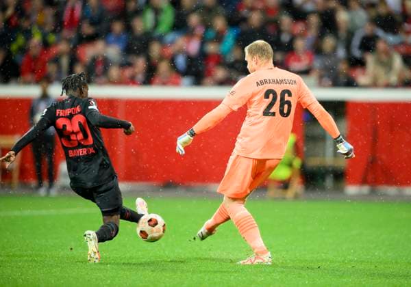 v.l. Jeremie FRIMPONG (LEV) Torwart Peter ABRAHAMSSON (BKH) Aktion, Zweikampf, Fussball Europa League, Gruppenphase, 1. Spieltag, Bayer 04 Leverkusen (LEV) - BK Haecken (BKH) 4:0, am 21.09.2023 in Leverkusen Deutschland. UEFA regulations prohibit any use of photographs as image sequences and or quasi-video Â