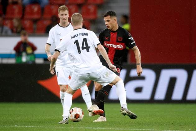 Leverkusen, Deutschland, UEFA Europa League, BAYER LEVERKUSEN : BK HÄCKEN 4-0 21. 09. 2023 in der Bay Arena in Leverkusen Granit XHAKA (LEV) re.- im Zweikampf mit Simon GUSTAFSON (BKH)