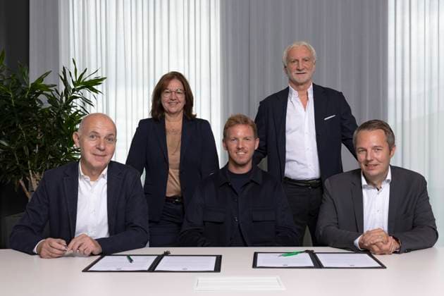 Handout-Bildmaterial ausschließlich zur redaktionellen Verwendung. !!! DFB, Deutscher Fussball-Bund, Maenner-Nationalmannschaft , Men˜s national team, Nationalteam Deutschland, Germany, DFB-Campus, Vertragsunterzeichnung mit Bundestrainer Julian Nagelsmann, v.l.: Bernd Neuendorf (DFB-Praesident), Heike Ullrich (DFB-Generalsekretaerin), Julian Nagelsmann (DFB-Bundestrainer), Rudi Voeller (DFB-Direktor Maenner-Nationalmannschaft), Stephan Grunwald (DFB-Schatzmeister), Frankfurt am Main, 22.09.2023,