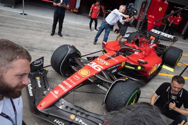 September 22, 2023, Suzuka, Mie Prefecture, Japan: Television media members go over Ferrari s latest upgrades on the pit road on Practice Day at the Formula 1 Japanese Grand Prix. Suzuka Japan - ZUMAb177 20230922_aap_b177_014 Copyright: xTaidghxBarronx