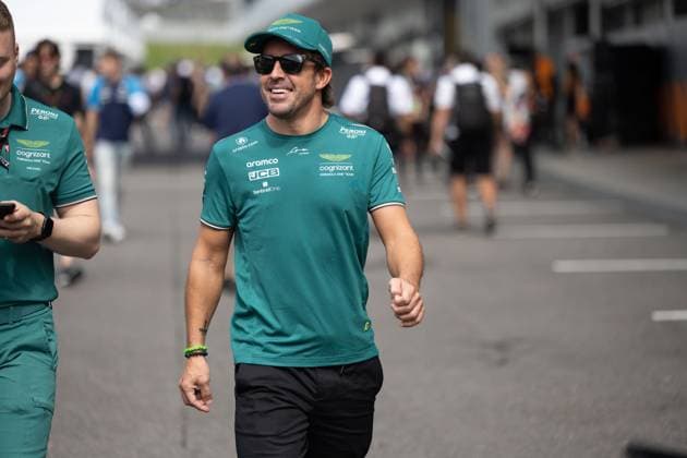 September 22, 2023, Suzuka, Mie Prefecture, Japan: FERNANDO ALONSO (SPA) of Aston Martin 14 arrives to the paddock on Practice Day at the Formula 1 Japanese Grand Prix. Suzuka Japan - ZUMAb177 20230922_aap_b177_027 Copyright: xTaidghxBarronx