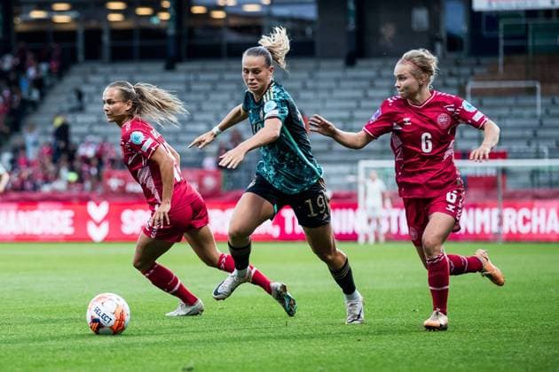 UEFA Women’s Nations League: Daenemark - Deutschland; 22.09.2023 Frederikke Thogersen (Daenemark, 15), Klara Buehl (Deutschland, 19), Josefine Hasbo (Daenemark, 6) UEFA Women’s Nations League: Daenemark - Deutschland, Viborg, Energi Viborg Arena am 22.09.2023 Copyright: xBEAUTIFULxSPORTS Wunderlx