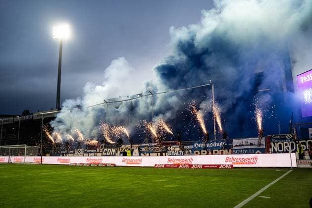 Sport Themen der Woche KW38 Sport Bilder des Tages GER, 2.FBL VfL Osnabrück vs Hamburger SV 22.09.2023, Stadion Bremer Brücke, Osnabrück, GER, 2.FBL VfL Osnabrück vs Hamburger SV Im Bild: Pyrotechnik und Feuerwerk im Block vom Hamburger SV *** GER, 2 FBL VfL Osnabrück vs Hamburger SV 22 09 2023, Stadion Bremer Brücke, Osnabrück, GER, 2 FBL VfL Osnabrück vs Hamburger SV In the picture pyrotechnics and fireworks in the block of Hamburger SV nordphotoxGmbHxx xChristianxSchulze nph000300
