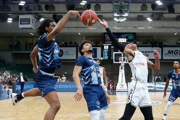 Sport Themen der Woche KW38 Sport Bilder des Tages Basketball 1. Runde BBL-Pokal in der Oberfrankenhalle in Bayreuth Saison 2023-2024 BBC Bayreuth gegen MLP Academics Heidelberg Shane Gatling (BBC Bayreuth) -1- rechts Isaiah Whaley (MLP Academics Heidelberg) -1- links *** Basketball 1 Round BBL Cup at Oberfrankenhalle in Bayreuth Season 2023 2024 BBC Bayreuth vs MLP Academics Heidelberg Shane Gatling BBC Bayreuth 1 right Isaiah Whaley MLP Academics Heidelberg 1 left