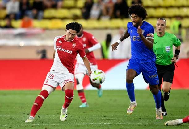 AS Monaco v OGC Nice - Ligue 1 Uber Eats Takumi Minamino of AS Monaco and Dante of OGC Nice in action during the Ligue 1 Uber Eats match between AS Monaco and OGC Nice at Stade Louis II on September 22, 2023 in Monaco, Monaco. Monaco Stade Louis II Monaco Monaco Copyright: xNealxSimpson Sportsphoto APLx 13954933