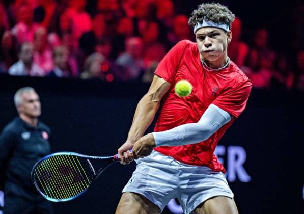 Sport Themen der Woche KW38 Sport Bilder des Tages (230923) -- VANCOUVER, Sept. 23, 2023 -- Ben Shelton of the United States hits a return to Arthur Fils of France during the Laver Cup in Vancouver, Canada, on Sept. 22, 2023. (Photo by Xinhua) (SP)CANADA-VANCOUVER-LAVER CUP AndrewxSoong 