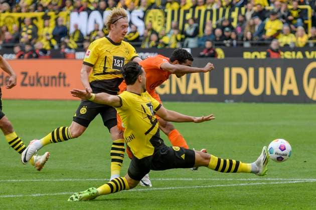 Sport Themen der Woche KW38 Sport Bilder des Tages Torchance von Tiago Tomas ( 11, VfL Wolfsburg) (mi.) Julian Brandt ( 19, Borussia Dortmund) (li.) Ramy Bensebaini ( 5, Borussia Dortmund) (re.) 23.09.2023 Fussball, 1. Bundesliga, Borussia Dortmund vs VfL Wolfsburg, Signal Iduna Park, Dortmund, NRW Germany *** Goal chance of Tiago Tomas 11, VfL Wolfsburg mi Julian Brandt 19, Borussia Dortmund li Ramy Bensebaini 5, Borussia Dortmund re 23 09 2023 Football, 1 Bundesliga, Borussia Dortmund vs VfL Wolfsburg, Signal Iduna Park, Dortmund, NRW Germany Copyright: xpepphotox xSaschaxWeizx pep00321, pep_20230923_hm