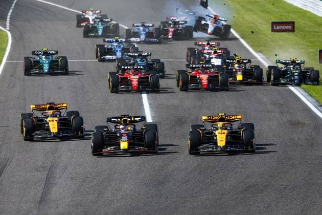 Start of the race, 01 VERSTAPPEN Max (nld), Red Bull Racing RB19, 04 NORRIS Lando (gbr), McLaren F1 Team MCL60, 81 PIASTRI Oscar (aus), McLaren F1 Team MCL60, action during the 2023 Formula 1 Lenovo Japanese Grand Prix, 16th round of the 2023 Formula One World Championship, WM, Weltmeisterschaft from September 22 to 24, 2023 on the Suzuka International Racing Course, in Suzuka - F1 - JAPANESE GRAND PRIX 2023 - RACE DPPI Panoramic _R3_7018