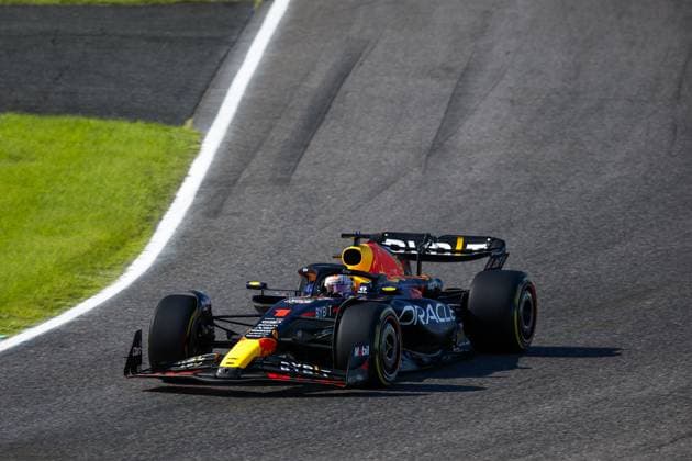 01 VERSTAPPEN Max (nld), Red Bull Racing RB19, action during the 2023 Formula 1 Lenovo Japanese Grand Prix, 16th round of the 2023 Formula One World Championship, WM, Weltmeisterschaft from September 22 to 24, 2023 on the Suzuka International Racing Course, in Suzuka - F1 - JAPANESE GRAND PRIX 2023 - RACE DPPI Panoramic  _R3_7457