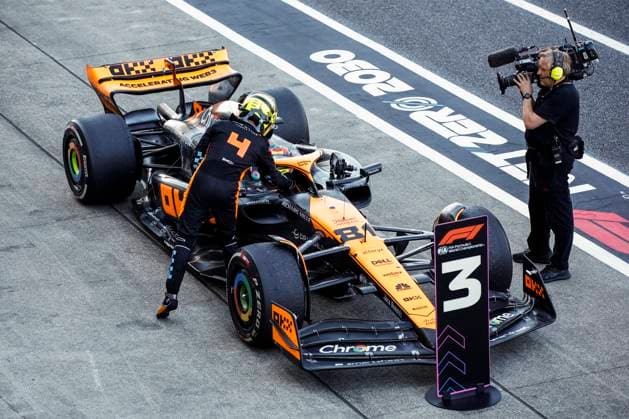 NORRIS Lando (gbr), McLaren F1 Team MCL60, portrait PIASTRI Oscar (aus), McLaren F1 Team MCL60, portrait celebrates podium during the 2023 Formula 1 Lenovo Japanese Grand Prix, 16th round of the 2023 Formula One World Championship, WM, Weltmeisterschaft from September 22 to 24, 2023 on the Suzuka International Racing Course, in Suzuka - F1 - JAPANESE GRAND PRIX 2023 - RACE DPPI Panoramic  00123037__R3_7691