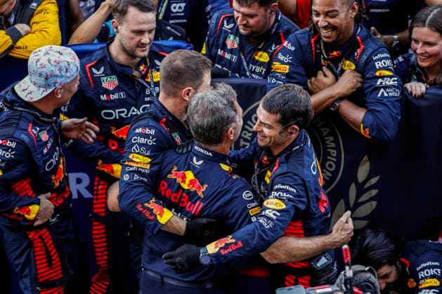 HORNER Christian (gbr), Team Principal of Red Bull Racing, portrait celebratges with mechanic, mecanicien, mechanics the Red Bull Racing constructors championships of 2023 during the 2023 Formula 1 Lenovo Japanese Grand Prix, 16th round of the 2023 Formula One World Championship, WM, Weltmeisterschaft from September 22 to 24, 2023 on the Suzuka International Racing Course, in Suzuka - F1 - JAPANESE GRAND PRIX 2023 - RACE DPPI Panoramic  00123037__R3_7943