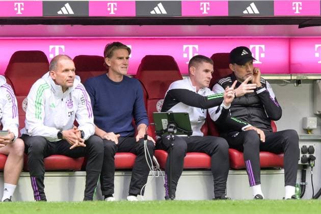 Fußball, 1. Bundesliga, 20230923, FC Bayern München - VfL Bochum. Im Bild Fitnesstrainer des FC Bayern München Prof. Dr. Holger BROICH, Sportdirektor des FC Bayern München Christoph FREUND, Co-Trainer des FC Bayern München Anthony BARRY und Trainer des FC Bayern München Thomas TUCHEL Bank Co-Trainer des FC Bayern München Zsolt LÅW (nciht im Bild) fehlt heute. München Allianz Arena Bayern Deutschland Copyright: Passion2Press MarkusxFischerx