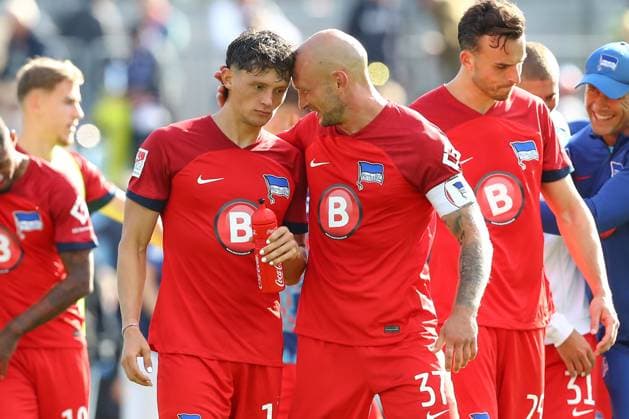24.09.2023, xtgx, Fussball 2. Bundesliga, Holstein Kiel - Hertha BSC emspor, v.l. Fabian Reese (Hertha, 11), Toni Leistner (Hertha, 37) Jubel ueber den Sieg, Jubel nach Spielende (DFL DFB REGULATIONS PROHIBIT ANY USE OF PHOTOGRAPHS as IMAGE SEQUENCES and or QUASI-VIDEO) Kiel