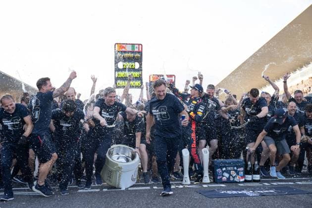 Bilder des Jahres 2023, Sport 09 September Sport Themen der Woche KW38 Sport Bilder des Tages September 24, 2023, Suzuka, Mie Prefecture, Japan: Oracle Red Bull Racing team principal CHRISTAIN HORNER, drivers MAX VERSTAPPEN (NED) of Red Bull Racing 1 and SERGIO PEREZ (MEX) of Red Bull Racing 11 and team mechanics celebrates winning the World Constructors Championship by points at the 2023 Formula 1 Japanese Grand Prix. Suzuka Japan - ZUMAb177 20230924_aap_b177_117 Copyright: xTaidghxBarronx