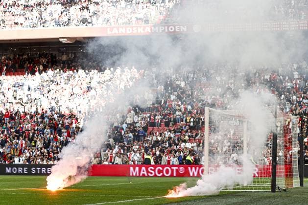 Bilder des Jahres 2023, Sport 09 September Sport Themen der Woche KW38 Sport Bilder des Tages AMSTERDAM - Fireworks on the field during the Dutch Eredivisie match between Ajax and Feyenoord at the Johan Cruijff ArenA on September 24, 2023 in Amsterdam, the Netherlands. ANP MAURICE VAN STEEN Dutch Eredivisie 2023 2024 xVIxANPxSportx xxANPxIVx 479197375 originalFilename: 479197375.jpg