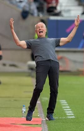 Sport Bilder des Tages SC. Freiburg. Trainer Christian. Streich fotografiert beim Fußball Bundesliga Spiel Eintracht Frankfurt gegen den SC Freiburg am 24.9.2023 in Frankfurt. (DFL DFB REGULATIONS PROHIBIT ANY USE OF PHOTOGRAPHS as IMAGE SEQUENCES and or QUASI-VIDEO) *** SC Freiburg coach Christian Streich takes photos during the Bundesliga soccer match Eintracht Frankfurt vs SC Freiburg on 24 9 2023 in Frankfurt DFL DFB REGULATIONS PROHIBIT ANY USE OF PHOTOGRAPHS as IMAGE SEQUENCES and or QUASI VIDEO