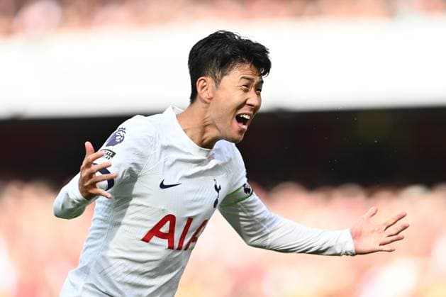 Sport Themen der Woche KW38 Sport Bilder des Tages LONDON, ENGLAND - SEPTEMBER 24: Son Heung-min of Tottenham Hotspur celebrates after scoring a goal during the Premier League match between Arsenal FC and Tottenham Hotspur at Emirates Stadium on September 24, 2023 in London, England. EDITORIAL USE ONLY. No use with unauthorized audio, video, data, fixture lists, club league logos or live services. Online in-match use limited to 120 images, no video emulation. No use in betting, games or single club league player publications Arsenal FC v Tottenham Hotspur - Premier League Copyright: xSebastianxFrejx