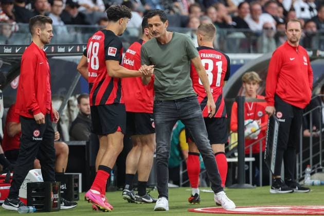 Fußball 1. Bundesliga - Eintracht Frankfurt - SC Freiburg am 24.09.2023 im Deutsche Bank Park in Frankfurt Trainer Dino Toppmöller Toppmoeller Toppmoller (Frankfurt) wünscht Nacho Ferri (Frankfurt 48) viel Glück