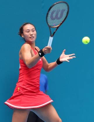 Sport Themen der Woche KW39 Sport Bilder des Tages (230925) -- HANGZHOU, Sept. 25, 2023 -- Zheng Qinwen of China competes during the Women s Singles of Tennis between Zheng Qinwen of China and Maralgoo Chogsomjav of Mongolia at the 19th Asian Games in Hangzhou, east China s Zhejiang Province, Sept. 25, 2023. ) (SP)CHINA-HANGZHOU-ASIAN GAMES-TENNIS (CN) MengxChenguang 