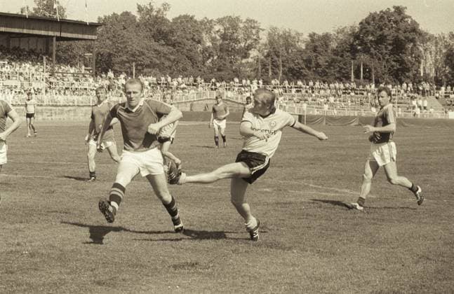 DDR, Radsport, 42. Internationale Friedensfahrt, 8. Etappe Mahlow - Dresden (Etappensieger Uwe Raab DDR): Heinz-Steyer-Stadion, Vorprogramm vor der Zielankunft, 16.05.1989, Vorprogramm, hier: Fußballspiel der Traditionsmannschaften, Dynamo Dresden gegen Sparta Prag 4:1 (Tore für Dynamo: Kreische 2, Sachse und Geyer); Mitte: Dieter Riedel (Dynamo) nach einem Schuss. Veröffentlichung in Sächsische Zeitung am 17.05.1989: Als die Fahrer aus 18 Ländern dem Zielort zusteuerten, bereiteten sich die Dresdner und ihre Gäste auf den Empfang der Friedensfahrer vor. Im traditionsreichen Heinz-Steyer-Stadion brachten sich die 30.000 erwartungsvollen Zuschauer bei einer dreistündigen Stadion-Show für den Empfangsjubel in Stimmung ... *** GDR, Sports, Cycling, 42 International Peace Drive, 8 Stage Mahlow Dresden Stage winner Uwe Raab GDR Heinz Steyer Stadium, Pre before the Finish, 16 05 1989, Pre-program, here Football game the Traditional teams, Dynamo Dresden against Sparta Prague 4 1 Gates for Dynamo Kreische 2, Sachse and Geyer centre Dieter Riedel Dynamo After a shot Publication in Saxon Newspaper at 17 05 1989 as The Driver out 18 Countries the Destination were heading for, prepared to The Dresdner and theirs Guests on the Reception the Peace driver before in tradition Heinz Steyer Stadium said to The 30 000 expectant Spectators at a three-hour Stadium Show for the Reception cheer in Mood Copyright: xSZ MarionxGröningx