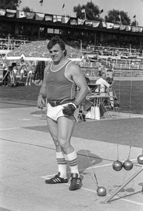 DDR, Leichtathletik, internationale Wettkämpfe: Dresden, Heinz-Steyer-Stadion, Olympischer Tag, 03.07.1986. Hier: Gunther Rodehau (DDR), Hammerwurf, Platz fünf. Veröffentlichung in Sächsische Zeitung 04.07.1986: 36.000 erlebten große Wettkämpfe beim XXIV. Olympischen Tag: Die Krönung war Heike Drechslers Fabelsprung: Weltrekord egalisiert! Spitzenathleten aus 26 Ländern gestern Abend in Dresden am Start ... Zum großen leichtathletischen Jahreshöhepunkt in unserer Republik gestaltete sich gestern Abend in Dresden der XXIV. Olympische Tag, der erstmals als Grand-Prix-Wettkampf durchgeführt wurde. Vor über 36.000 Zuschauern im ausverkauften Heinz-Steyer-Stadion waren Spitzenathleten aus 26 Ländern aller fünf Kontinente am Start, allein fünf Weltrekordler sowie zahlreiche Weltmeister und Olympiasieger. *** GDR, Sports, Athletics, International Competitions Dresden, Heinz Steyer Stadium, Olympic Day, 03 07 1986 here Gunther Rodehau GDR , Hammer Throw, square Five Publication in Saxon Newspaper 04 07 1986 36 000 experienced Size Competitions the XXIV Olympic Day The Coronation was Heike Drechslers Fable Jump World record egalisiert Top athletes out 26 Countries Yesterday Evening in Dresden at Start to grand athletics Annual peak in our Republic designed to Yesterday Evening in Dresden the XXIV Olympic Day, the the first time as Grand Prix Competition carried out was before above 36 000 Spectators in sold out Heinz Steyer Stadium were Top athletes out 26 Countries all Five Continents at Start, alone Five World and Numerous World Champion and Olympic medalists Copyright: xSZ MarionxGröningx