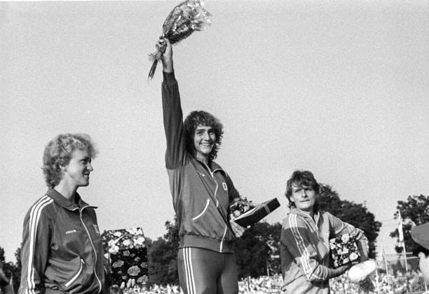 DDR, Leichtathletik, internationale Wettkämpfe: Dresden, Heinz-Steyer-Stadion, Olympischer Tag, 03.07.1986. Hier: Weitsprung, Heike Drechsler (bei der Siegerehrung) gewinnt mit 7,45 Metern und stellt ihren eigenen Weltrekord ein. Mit auf dem Podium: Helga Radke (l. 7,16 m) und Petra Ernst (6,65 m alle DDR). Veröffentlichung in Sächsische Zeitung 04.07.1986: 36.000 erlebten große Wettkämpfe beim XXIV. Olympischen Tag: Die Krönung war Heike Drechslers Fabelsprung: Weltrekord egalisiert! Spitzenathleten aus 26 Ländern gestern Abend in Dresden am Start ... Zum großen leichtathletischen Jahreshöhepunkt in unserer Republik gestaltete sich gestern Abend in Dresden der XXIV. Olympische Tag, der erstmals als Grand-Prix-Wettkampf durchgeführt wurde. Vor über 36.000 Zuschauern im ausverkauften Heinz-Steyer-Stadion waren Spitzenathleten aus 26 Ländern aller fünf Kontinente am Start, allein fünf Weltrekordler sowie zahlreiche Weltmeister und Olympiasieger. *** GDR, Sports, Athletics, International Competitions Dresden, Heinz Steyer Stadium, Olympic Day, 03 07 1986 here Long jump, Heike Drechsler at the Award Ceremony wins with 7,45 Meters and , theirs own World record a with on the Podium Helga Radke l 7,16 m and Petra Ernst 6,65 m all GDR Publication in Saxon Newspaper 04 07 1986 36 000 experienced Size Competitions the XXIV Olympic Day The Coronation was Heike Drechslers Fable Jump World record egalisiert Top athletes out 26 Countries Yesterday Evening in Dresden at Start to grand athletics Annual peak in our Republic designed to Yesterday Evening in Dresden the XXIV Olympic Day, the the first time as Grand Prix Competition carried out was before above 36 000 Spectators in sold out Heinz Steyer Stadium were Top athletes out 26 Countries all Five Continents at Start, alone Five World and Numerous World Champion and Olympic medalists Copyright: xSZ MarionxGröningx