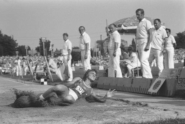 DDR, Leichtathletik, internationale Wettkämpfe: Dresden, Heinz-Steyer-Stadion, Olympischer Tag, 03.07.1986. Hier: Weitsprung, Heike Drechsler (bei der Landung vor Kampfrichtern) gewinnt mit 7,45 Metern und stellt ihren eigenen Weltrekord ein. Veröffentlichung in Sächsische Zeitung 04.07.1986: 36.000 erlebten große Wettkämpfe beim XXIV. Olympischen Tag: Die Krönung war Heike Drechslers Fabelsprung: Weltrekord egalisiert! Spitzenathleten aus 26 Ländern gestern Abend in Dresden am Start ... Zum großen leichtathletischen Jahreshöhepunkt in unserer Republik gestaltete sich gestern Abend in Dresden der XXIV. Olympische Tag, der erstmals als Grand-Prix-Wettkampf durchgeführt wurde. Vor über 36.000 Zuschauern im ausverkauften Heinz-Steyer-Stadion waren Spitzenathleten aus 26 Ländern aller fünf Kontinente am Start, allein fünf Weltrekordler sowie zahlreiche Weltmeister und Olympiasieger. *** GDR, Sports, Athletics, International Competitions Dresden, Heinz Steyer Stadium, Olympic Day, 03 07 1986 here Long jump, Heike Drechsler at the Landing before Fight judges wins with 7,45 Meters and , theirs own World record a Publication in Saxon Newspaper 04 07 1986 36 000 experienced Size Competitions the XXIV Olympic Day The Coronation was Heike Drechslers Fable Jump World record egalisiert Top athletes out 26 Countries Yesterday Evening in Dresden at Start to grand athletics Annual peak in our Republic designed to Yesterday Evening in Dresden the XXIV Olympic Day, the the first time as Grand Prix Competition carried out was before above 36 000 Spectators in sold out Heinz Steyer Stadium were Top athletes out 26 Countries all Five Continents at Start, alone Five World and Numerous World Champion and Olympic medalists Copyright: xSZ MarionxGröningx