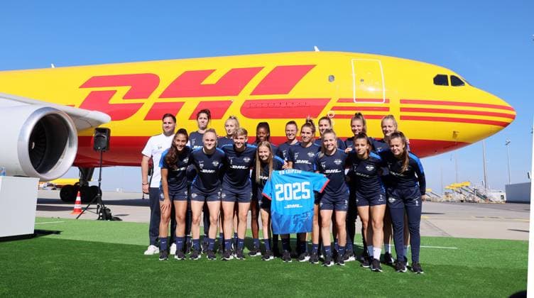 Sport Themen der Woche KW39 Sport Bilder des Tages RB Leipzig - DHL Leipzig, 25.09.2023, Flughafen Leipzig-Halle, DHL Drehkreuz , Pressekonferenz zur Partnerschaft des RB Leipzig Bundesliga Frauenteams und der DHL , Im Bild: RB Leipzig Frauen-Bundesligamannschaft mit neuem DHL Trainingstrikot vor einer A300-600 , *** RB Leipzig DHL Leipzig, 25 09 2023, Leipzig Halle Airport, DHL hub , Press conference on the partnership of the RB Leipzig Bundesliga womens team and DHL , In the picture RB Leipzig womens Bundesliga team with new DHL training jersey in front of an A300 600 , Picture Point