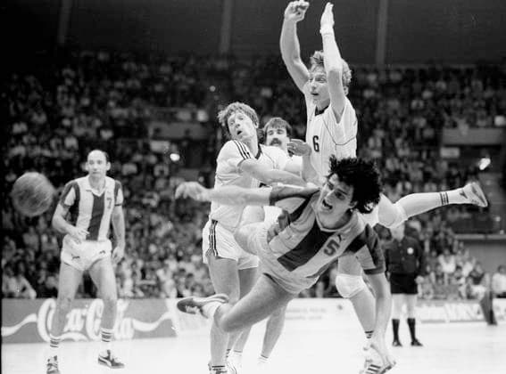 MTSV Schwabing - VFL Gummersbach 07.05.1983 Uli Roth (MTSV) wirft vor Thomas Krokowski (VFL Nr. 6) *** MTSV Schwabing VFL Gummersbach 07 05 1983 Uli Roth MTSV throws in front of Thomas Krokowski VFL No 6 HM