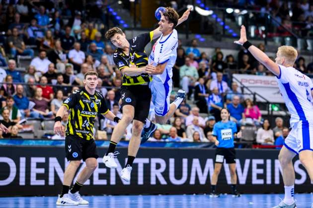 Sport Themen der Woche KW39 Sport Bilder des Tages TVB Stuttgart - VfL Gummersbach Handball: 1. Bundesliga, Herren, Saison 2023 2024, TVB Stuttgart - VfL Gummersbach, Porsche Arena. Stuttgarts Fynn Nicolaus (l) in Aktion gegen Gummersbachs Julian Köster (r). Stuttgart Porsche Arena Baden-Württemberg Deutschland *** TVB Stuttgart VfL Gummersbach Handball 1 Bundesliga, men, season 2023 2024, TVB Stuttgart VfL Gummersbach, Porsche Arena Stuttgarts Fynn Nicolaus l in action against Gummersbachs Julian Köster r Stuttgart Porsche Arena Baden Württemberg Germany