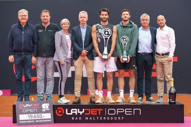 TENNIS - ATP, Tennis Herren Layjet Open BAD WALTERSDORF,AUSTRIA,25.SEP.23 - TENNIS - ATP Challenger Tour, Layjet Open. Image shows mayor Josef Hauptmann (Bad Waltersdorf), Sascha Freitag (Organisationskomitee LAYJET-OPEN, president Barbara Muhr (STTV), CEO Rainer Dunst (LAYJET), Andrea Pellegrino (ITA) and Dennis Novak (AUT) and tournament director Peter Westner. keywords: award ceremony.  GEPAxpictures xJohannesxFriedl