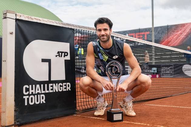 Sport Bilder des Tages TENNIS - ATP, Tennis Herren Layjet Open BAD WALTERSDORF,AUSTRIA,25.SEP.23 - TENNIS - ATP Challenger Tour, Layjet Open. Image shows Andrea Pellegrino (ITA) with a trophy. keywords: award ceremony.  GEPAxpictures xJohannesxFriedl