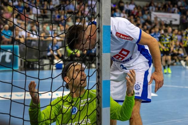 Sport Themen der Woche KW39 Sport Bilder des Tages Milos Vujovic (VfL Gummersbach, 06) schreit Silvio Heinevetter (TVB Stuttgart, 12) nach einer Unsportlichkeit aggressiv an, negative Emotionen GER, TVB Stuttgart vs. VfL Gummersbach, Handball Maenner, Liqui Moly HBL, Handball Bundesliga, 6. Spieltag, Spielzeit 2023 2024, 25.09.2023 GER, TVB Stuttgart vs. VfL Gummersbach, Handball Maenner, Liqui Moly HBL, Handball Bundesliga, 6. Spieltag, Spielzeit 2023 2024, 25.09.2023 Stuttgart *** Milos Vujovic VfL Gummersbach, 06 yells aggressively at Silvio Heinevetter TVB Stuttgart, 12 after an unsportsmanlike conduct, negative emotions GER, TVB Stuttgart vs VfL Gummersbach, Handball Maenner, Liqui Moly HBL, Handball Bundesliga, 6 Spieltag, Spielzeit 2023 2024, 25 09 2023 GER, TVB Stuttgart vs VfL Gummersbach, Handball Maenner, Liqui Moly HBL, Handball Bundesliga, 6 Spieltag, Spielzeit 2023 2024, 25 09 2023 Stuttgart Copyright: xEibnerxPressefotox xOliverxSchmix EP_OST