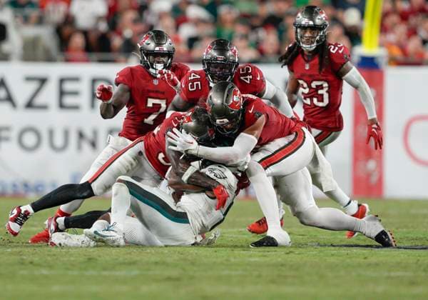 Sport Themen der Woche KW39 Sport Bilder des Tages TAMPA, FL - SEPTEMBER 25: Philadelphia Eagles running back D Andre Swift (0) gets tackled during the NFL, American Football Herren, USA Football match between the Tampa Bay Buccaneers and Philadelphia Eagles on September 25th 2023 at Raymond James Stadium, Tampa, FL. (Photo by Andrew Bershaw Icon Sportswire) NFL: SEP 25 Eagles at Buccaneers EDITORIAL USE ONLY Icon23092500259