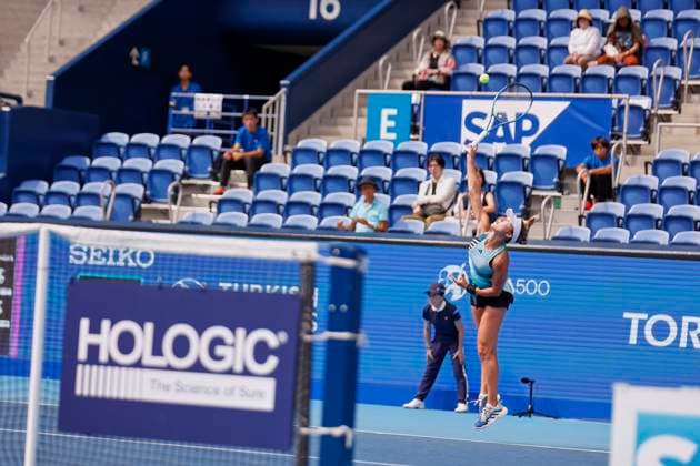 September 26, 2023, Tokyo, Japan: Anna KALINSKAYA (RUS) serves against Ekaterina ALEXANDROVA (RUS) during their women s single match for the second day of the TORAY PAN PACIFIC OPEN TENNIS tournament 2023 at the Ariake Coliseum. The tournament is held from September 25 to October 1st. Alexandrova won 6-7(7), 6-1,7-5. Tokyo Japan - ZUMAm191 20230926_aap_m191_002 Copyright: xRodrigoxReyesxMarinx