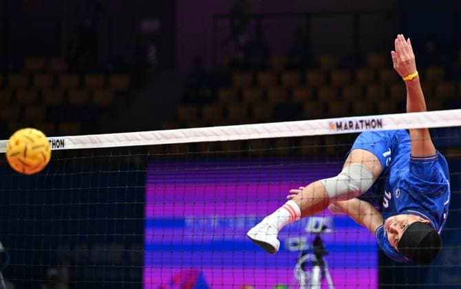 Sport Themen der Woche KW39 Sport Bilder des Tages (230926) -- JINHUA, Sept. 26, 2023 -- Varayut Jantarasena of Thailand competes during the Men s Team Regu Preliminary match of Sepaktakraw between Thailand and Japan at the 19th Asian Games in Jinhua, east China s Zhejiang Province, Sept. 26, 2023. ) (SP)CHINA-JINHUA-ASIAN GAMES-SEPAKTAKRAW(CN) ChenxZhonghao 