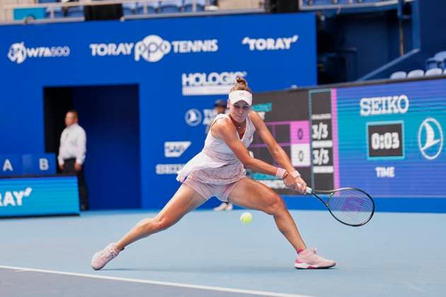 September 26, 2023, Tokyo, Japan: Veronika KUDERMETOVA (RUS) hits a return against Harriet DART (GBR) during their women s single match for the second day of the TORAY PAN PACIFIC OPEN TENNIS tournament 2023 at the Ariake Coliseum. The tournament is held from September 25 to October 1st. Kudermentova won 6-3, 7-6 Tokyo Japan - ZUMAm191 20230926_aap_m191_009 Copyright: xRodrigoxReyesxMarinx