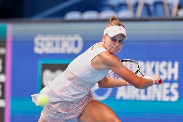 September 26, 2023, Tokyo, Japan: Veronika KUDERMETOVA (RUS) hits a return against Harriet DART (GBR) during their women s single match for the second day of the TORAY PAN PACIFIC OPEN TENNIS tournament 2023 at the Ariake Coliseum. The tournament is held from September 25 to October 1st. Kudermentova won 6-3, 7-6 Tokyo Japan - ZUMAm191 20230926_aap_m191_012 Copyright: xRodrigoxReyesxMarinx
