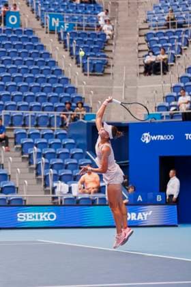 September 26, 2023, Tokyo, Japan: Veronika KUDERMETOVA (RUS) serves against Harriet DART (GBR) during their women s single match for the second day of the TORAY PAN PACIFIC OPEN TENNIS tournament 2023 at the Ariake Coliseum. The tournament is held from September 25 to October 1st. Kudermentova won 6-3, 7-6 Tokyo Japan - ZUMAm191 20230926_aap_m191_017 Copyright: xRodrigoxReyesxMarinx
