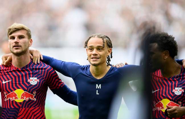 v.l. Timo WERNER (L), Xavi SIMONS (L), Arm in Arm nach dem Spiel Fussball 1. Bundesliga, 5.Spieltag, Borussia Moenchengladbach (MG) - RB Leipzig (L) 0:1, am 23.09.2023 in Moenchengladbach Deutschland. DFL regulations prohibit any use of photographs as image sequences and or quasi-video Â
