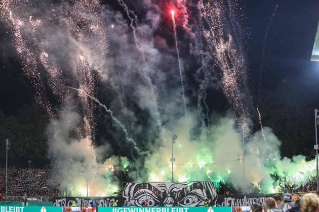 Sport Themen der Woche KW39 Sport Bilder des Tages DFB Pokal - SC Preußen Münster - FC Bayern München am 26.09.2023 im Preußenstadion in Münster Die Münster Fans zünden Pyrotechnik *** DFB Cup SC Preußen Münster FC Bayern Munich on 26 09 2023 in the Preußenstadion in Münster The Münster fans ignite pyrotechnics MH