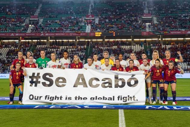 Sport Themen der Woche KW39 Sport Bilder des Tages 26.09.2023, Cordoba, Nuevo Arcangelo, UEFA Women s Nations League: Spain - Switzerland, Players of Spain and Switzerland with the SeAcabo banner Cordoba Nuevo Arcangelo Andalusia Spain *** 26 09 2023, Cordoba, Nuevo Arcangelo, UEFA Women s Nations League Spain Switzerland, Players of Spain and Switzerland with the SeAcabo banner Cordoba Nuevo Arcangelo Andalusia Spain  Copyright: xJustPictures.ch DanielaxPorcellix